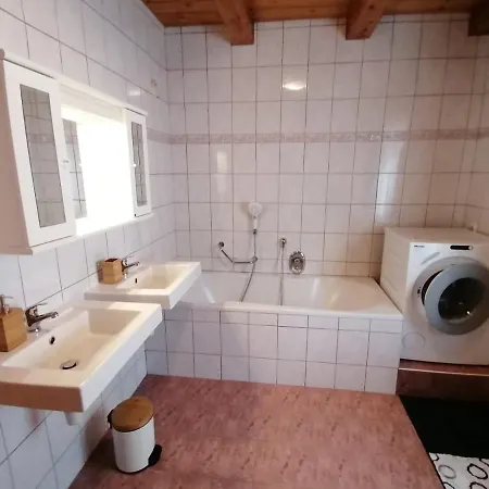 Grosses Helles Landhaus-apartment In Mit Garten *